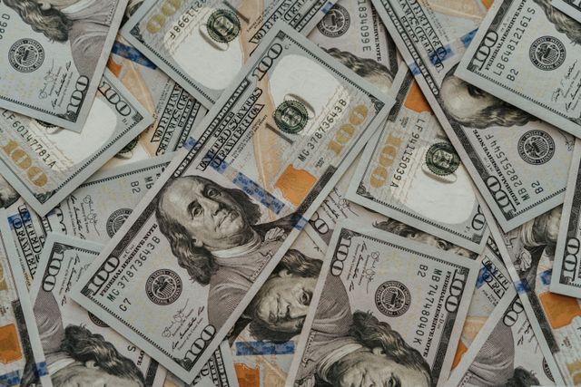 Wall Street Just Slashed Fed Hike Odds From 50% to 30%, and the Dollar Is Paying the Price 