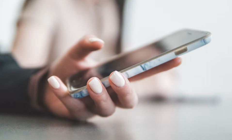 How to Keep Your Phone Connected and Avoid Roaming Problems When Traveling Abroad