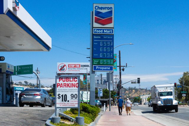 National Gas Prices Rise to $4.58, Pressuring Drivers and Household Budgets